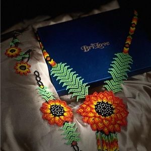 Handmade necklace matching earring and bracelet. Non smoking and nom pet home